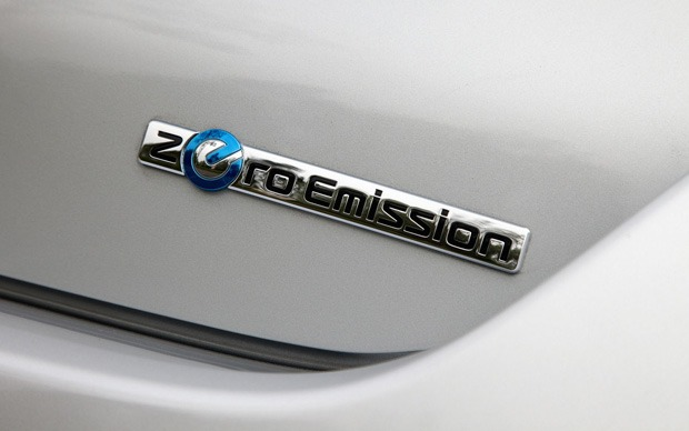 Detal samochodu elektrycznego Nissan z napisem Zero Emission
