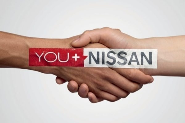 Dłonie z napisem You+Nissan