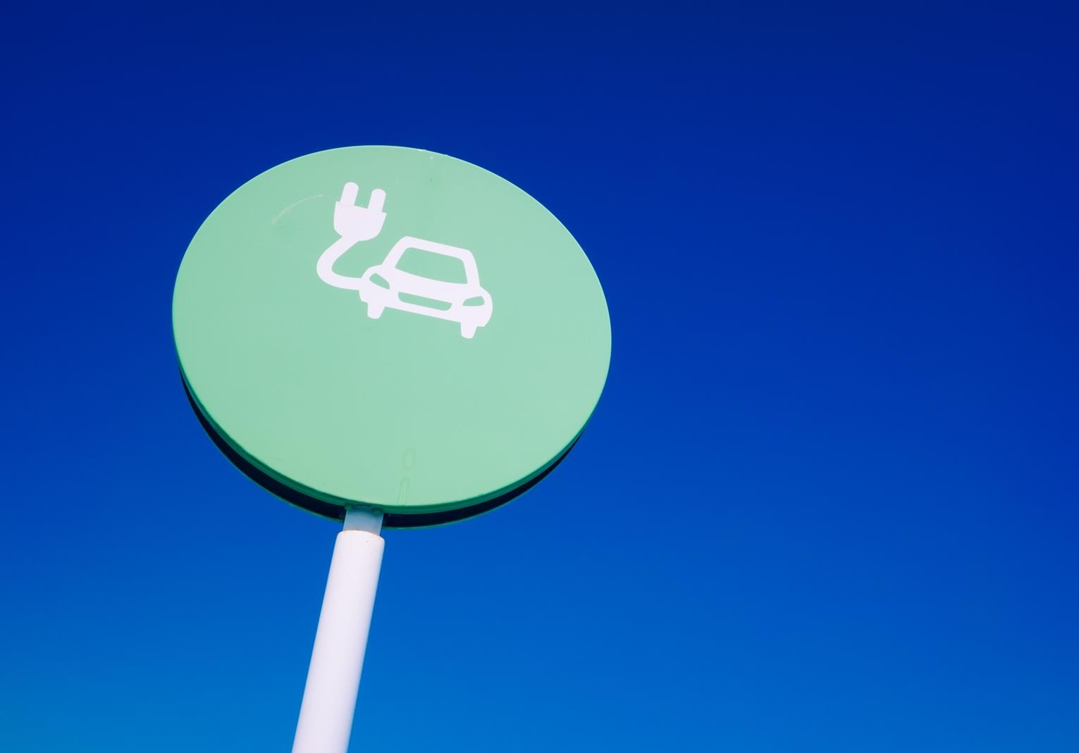 Znak z symbolem samochodu elektrycznego